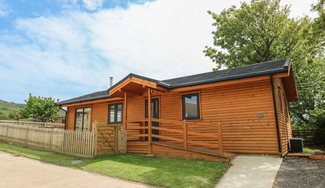 CHALE FARM LODGE, family friendly, character holiday cottage in Chale