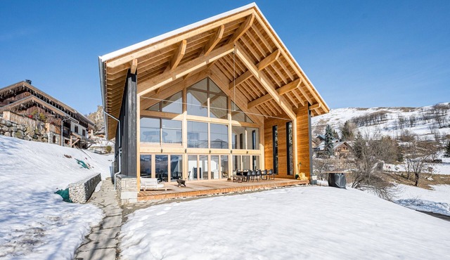 Chalet Luxe Black Arves – Spacious Retreat with Nordic Spa, Sauna & Home Cinema