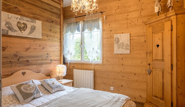 Chalet "La Petite Chaumière" with Mountain View, Private Terrace and Wi-Fi