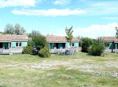 Chalet à Chaillé-les-Marais - Terrasse et salon de jardin - API-1-52-363