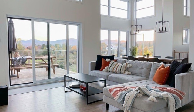 Chalet à Léo- Spacious & elegant, view of Jay Peak
