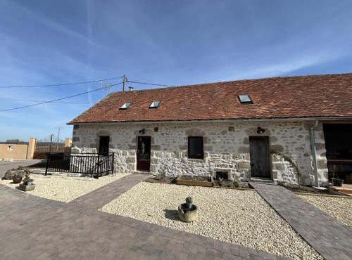 Chalet à Montaigu-le-Blin avec Spa et Parking - FR-1-489-522