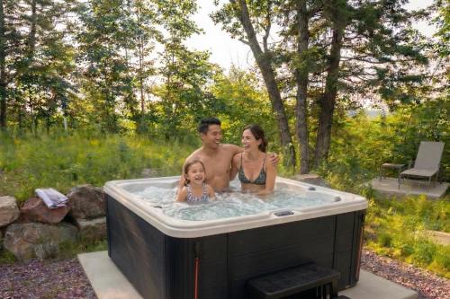 Chalet Élios , Private Hot Tub & Games, Golf & Nature
