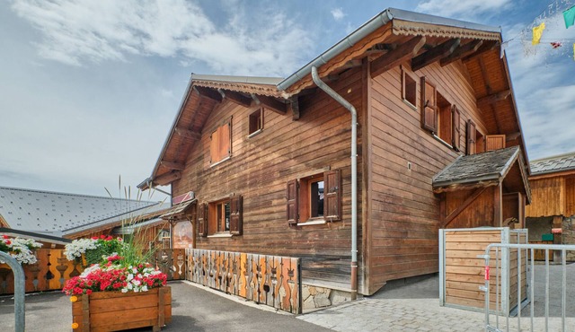 Chalet '1 Sur La Route Du Tour' with Balcony and Wi-Fi