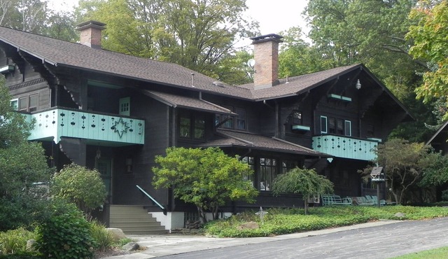 Chalet 10,000 Sq Ft Mansion, sheeps 12, with 4 bathrooms