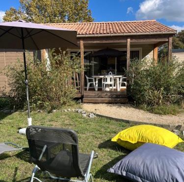 CHALET 10 chaleureux tout confort dans domaine avec Piscine au cœur des Landes bord de Lac avec plage aménagée