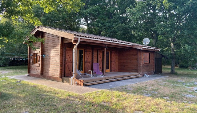 Chalet 10min from the ocean on large wooded grounds! Ideal for families!