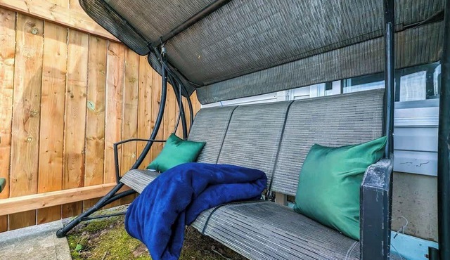 Chalet #11 Waterfront with Spa, Wifi & AC