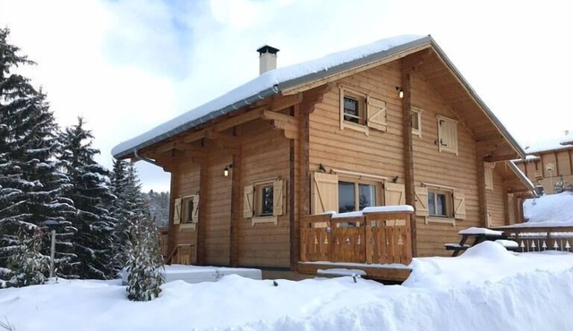 CHALET 110M2 AT THE FOOT OF THE SLOPES, OUTDOOR JACUZZI, GARAGE, 12-14 PERS WIFI GAMES