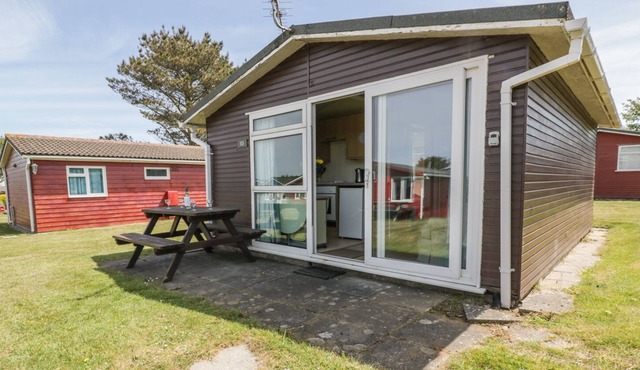 CHALET 113, family friendly, with a garden in St Merryn