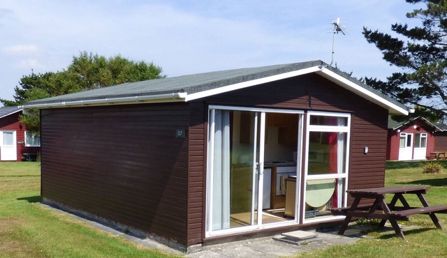 CHALET 117, family friendly, with a garden in St Merryn