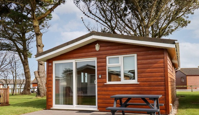 CHALET 119, family friendly, with a garden in St Merryn