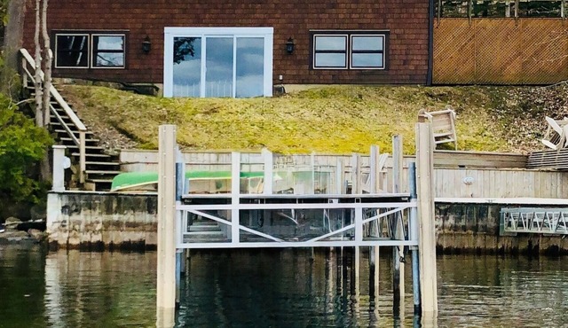 Chalet - 125 ft lake front Lac Memphremagog w/2 docks - 7 beds w/guest house