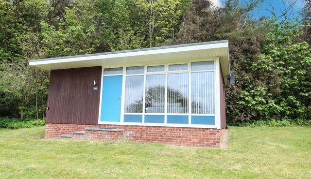 CHALET 126A, family friendly, country holiday cottage in Cromer