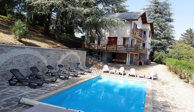 Chalet 14p with panoramic views of the valley and heated swimming pool