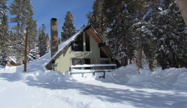 Chalet #15, Charming Ski in/Ski Out Steps to the