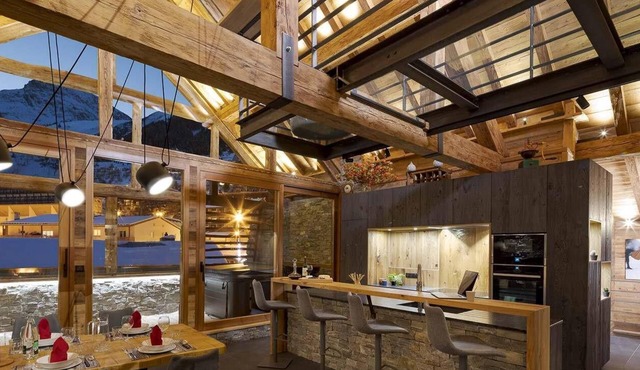 Chalet, 150m from ski slopes, fitness, sauna, terrace, fireplace or stove, tv, 260m², Les 2 Alpes