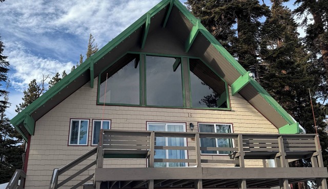 Chalet #16, Slope Side Ski in Ski Out Spacious Fam