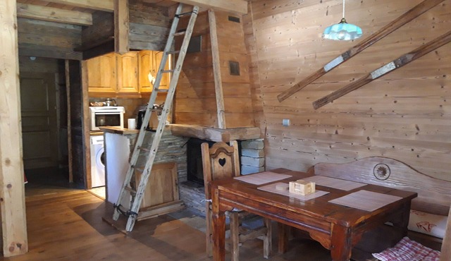 Chalet 2-3 pers., balcony, parking lot, ski lift 1.5km, bus 50m, train ski areas 850m