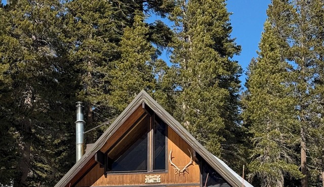 Chalet #2, Charming Ski In/Ski Out Steps to the M