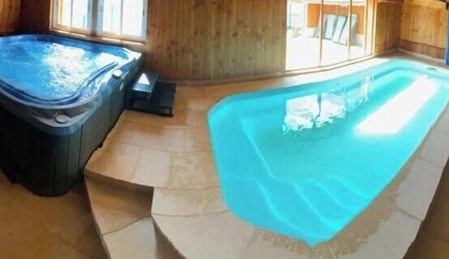 CHALET 2 TO 6 PERS FREE SWIMMING POOL, SPA, GIANT PLAYGROUND, BOWLING, PANCAKE BAR