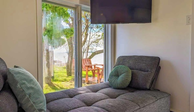 Chalet #2 Waterfront with Spa, Fireplace, Wifi & AC