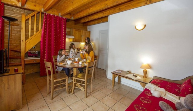 Chalet, 200m from ski slopes, swimming pool, sauna, balcony, tv, ski locker, 35-40m²