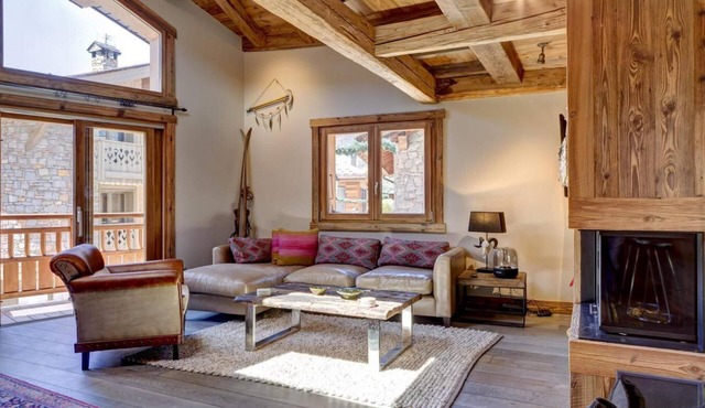 Chalet, 200m from ski slopes, balcony, fireplace or stove, tv, 150m², Courchevel