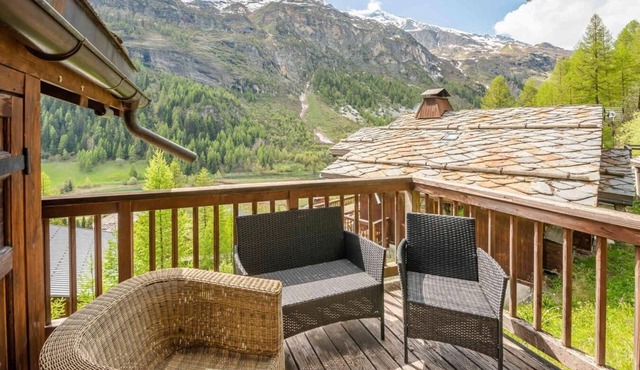 Chalet, 200m from ski slopes, view mountain, terrace, balcony, fireplace or stove, tv, ski locker