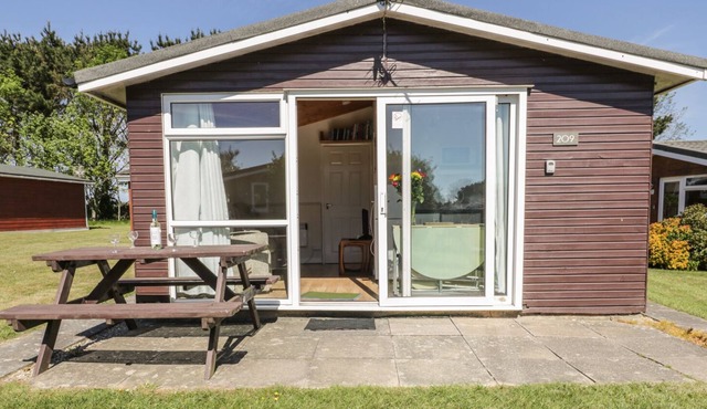 CHALET 209, family friendly, with a garden in St Merryn