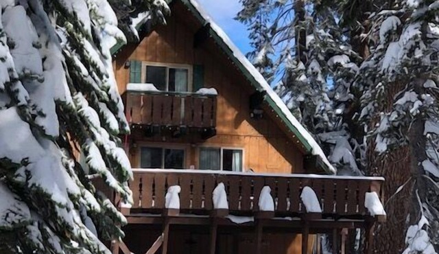 Chalet #21, Slope Side Ski in Ski Out Spacious Fam