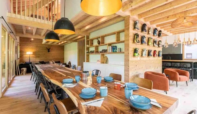 Chalet, 230m from shops, 2nd floor, terrace, tv, ski locker, 320m², Valmorel