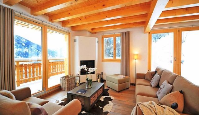 Chalet, 250m from ski slopes, balcony, fireplace or stove, parking, tv, 150m², Thyon