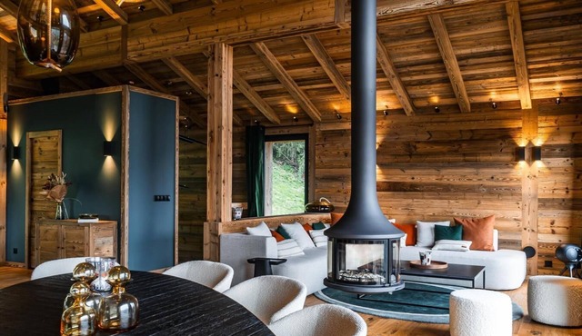 Chalet, 300m from ski slopes, terrace, balcony, fireplace or stove, parking, tv, ski locker, 220m²