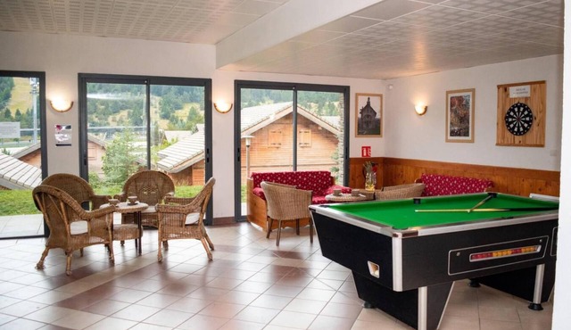 Chalet, 300m from ski slopes, fitness, swimming pool, sauna, terrace, parking, tv, ski locker, 56m²