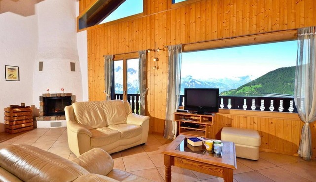 Chalet, 350m from ski slopes, sauna, terrace, balcony, fireplace or stove, parking, tv, 250m²