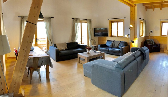 Chalet '4 Étoiles La Saulire' with Mountain View, Shared Terrace and Wi-Fi