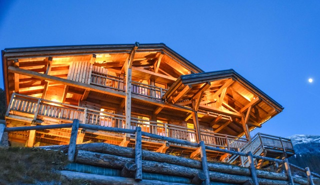 Chalet 5 bedrooms, 4 bathrooms, jacuzzi, sauna, home cinema, duble fireplace