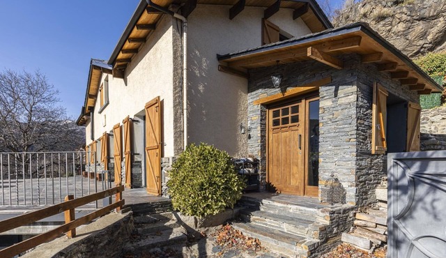 Chalet 5 rooms. 10 people, Garden BBQ, Pool and Fire place