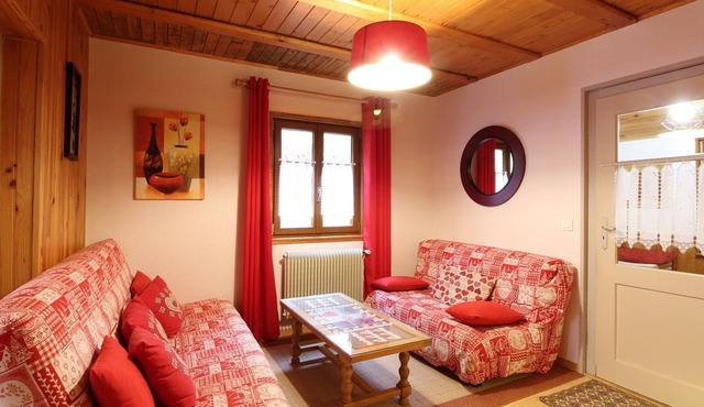 Chalet 6 rooms, sleeps 8, near center, WIFI