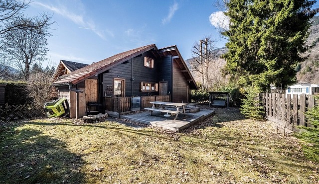 Chalet "6p - Le Cocon Des Neiges": Mountain View, Shared Terrace & Wi-Fi
