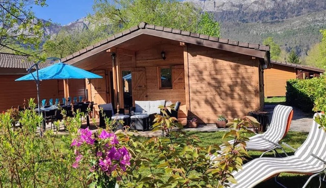 Chalet 7 Cosy Lakeside Cabin by Annecy with Garden and Beach Access