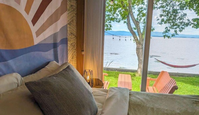 Chalet #7 Waterfront with Spa, Fireplace, Wifi & AC