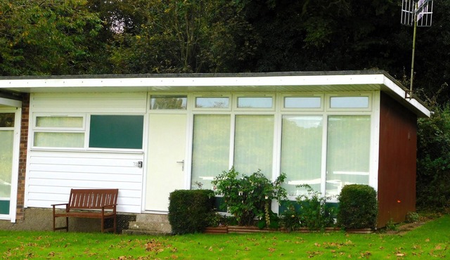 Chalet 72 is an elevated, single storey chalet on Kings Chalet Park, Cromer, in easy reach of Cromer