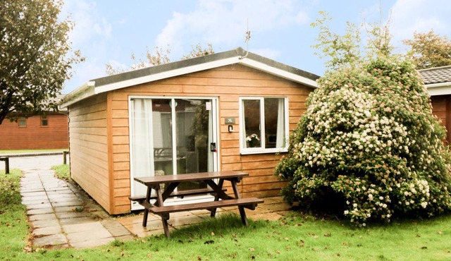 CHALET 76, family friendly, with a garden in St Merryn