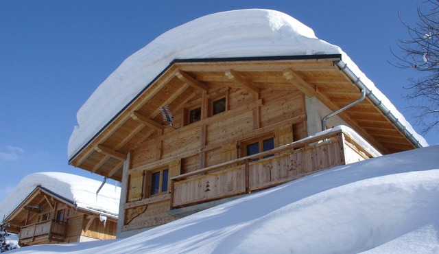 Chalet 8/12 pers. Quiet, heated POOL, GAMES for children, near the village