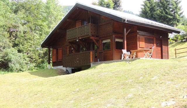 Chalet 8 people close to the village center and slopes
