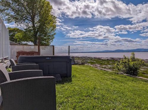 Chalet #8 Waterfront with Spa, Fireplace, Wifi and AC
