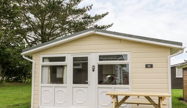 CHALET 82, family friendly, with a garden in St Merryn