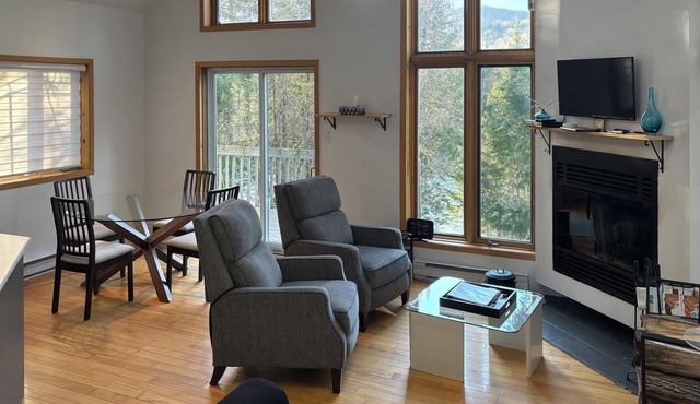 Chalet au Bord dun Grand lac Sans Bateau à Moteur